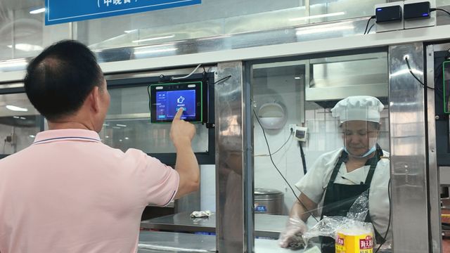 食刻倾听 董事长任志俭暖心陪餐倾听博文学子的心声