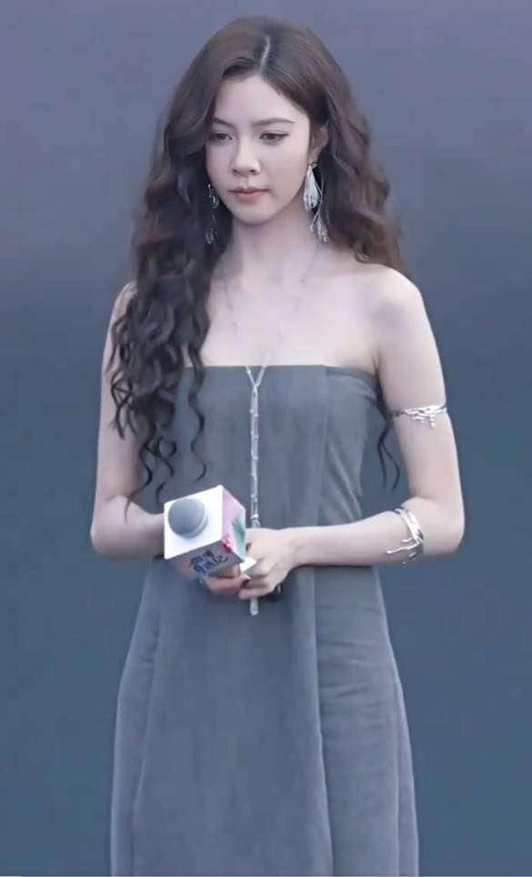 宋妍霏回应提了24次裙子：我自己的选的衣服一直往下滑